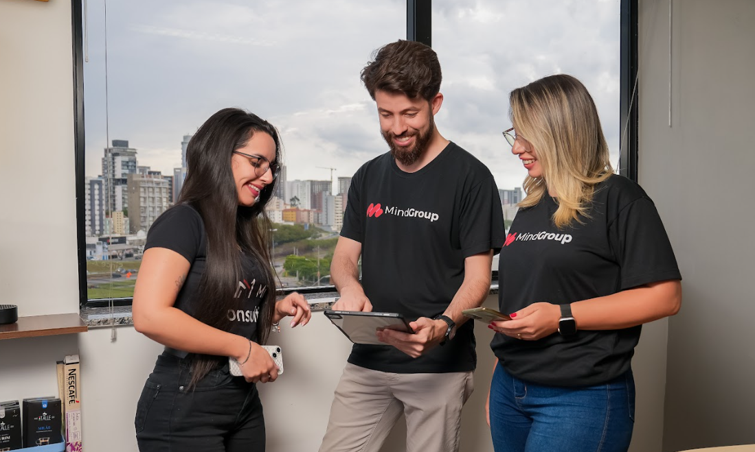 Equipe Mind Group revisando uma proposta comercial de mobilidade
