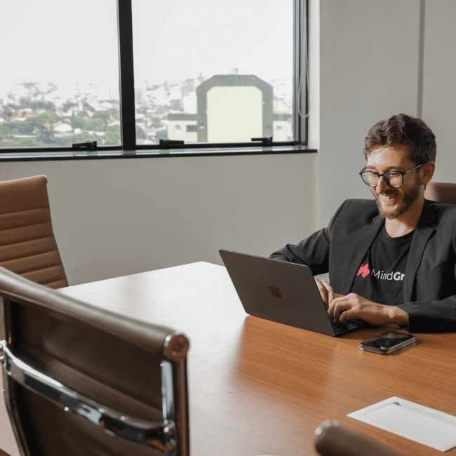 Equipe Mind Group discutindo automação com IA para empresas