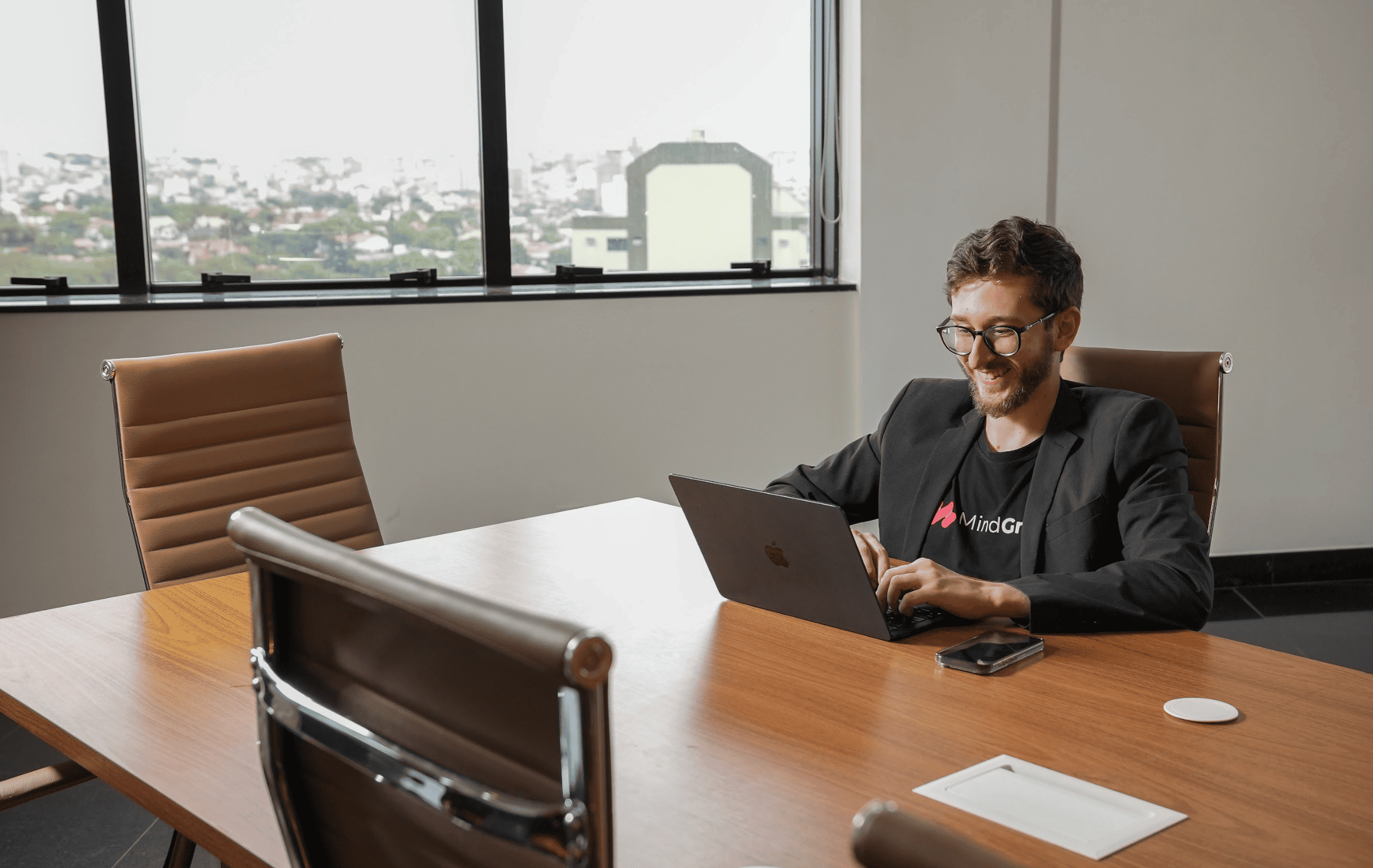 Equipe Mind Group discutindo automação com IA para empresas